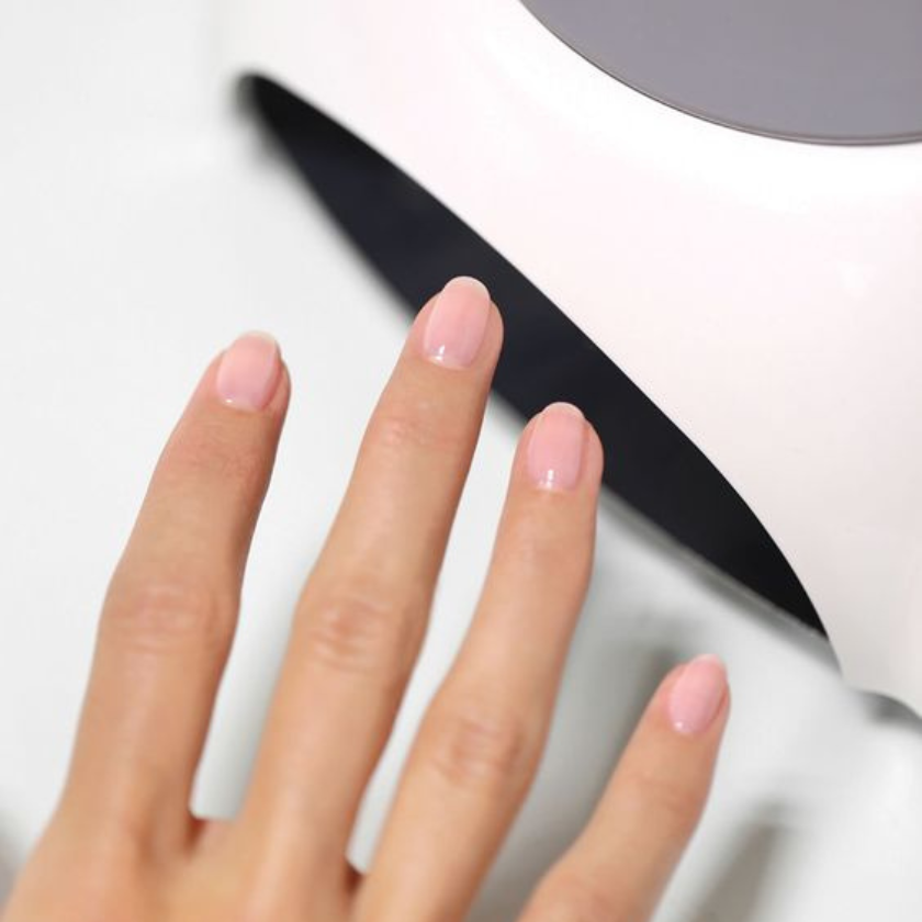Lampe LED vs lampe UV pour les ongles : quelles différences et impacts sur la santé de la peau ?